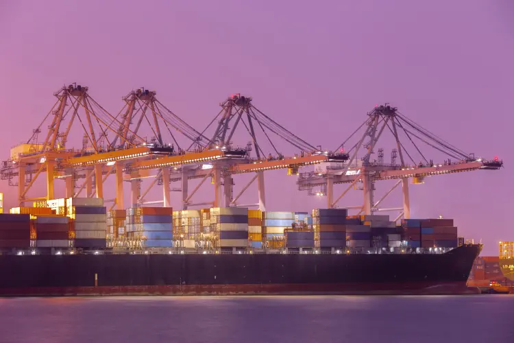 conteneur-industriel-navire-fret-au-port-pour-logistic-import-export